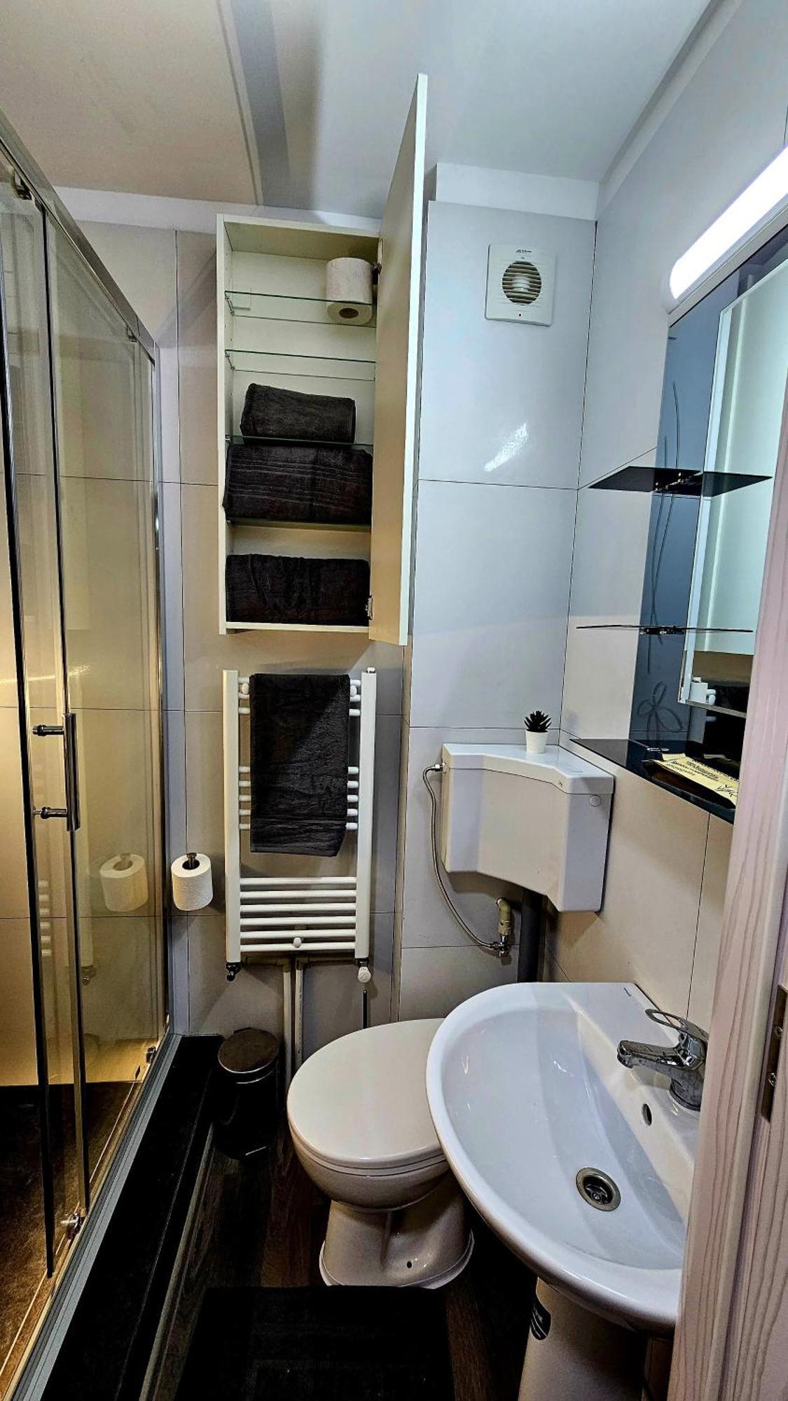 פיטסטי Spoil Yourself With Style, Comfort And Luxury - Tony'S Studios Luxury מראה חיצוני תמונה